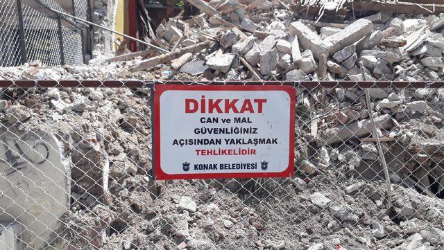 İzmir'de çöken bina çevresine tel örgü çekildi