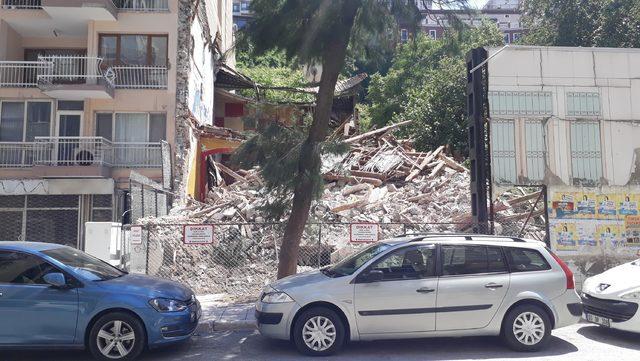 İzmir'de çöken bina çevresine tel örgü çekildi