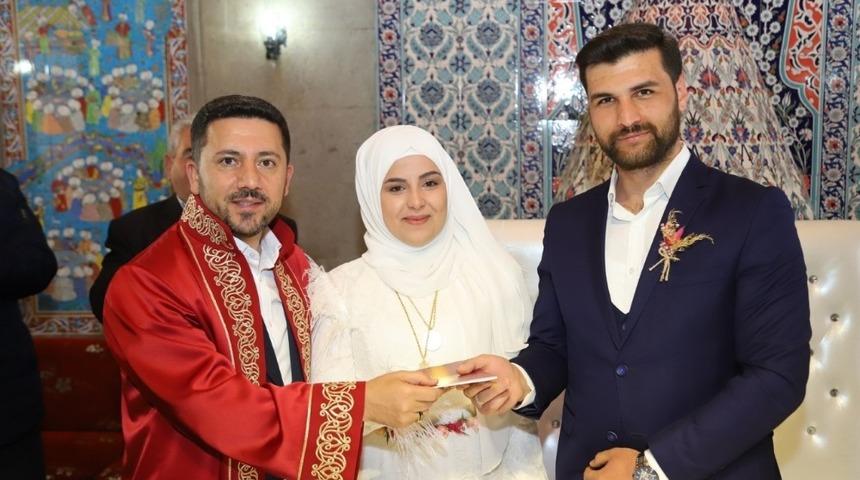 Başkan Arı, gen&ccedil; &ccedil;iftlerin mutluluklarına ortak oldu