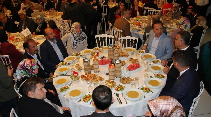 AK Parti&rsquo;de STK ve şehit aileleriyle g&ouml;n&uuml;l iftarında buluştu