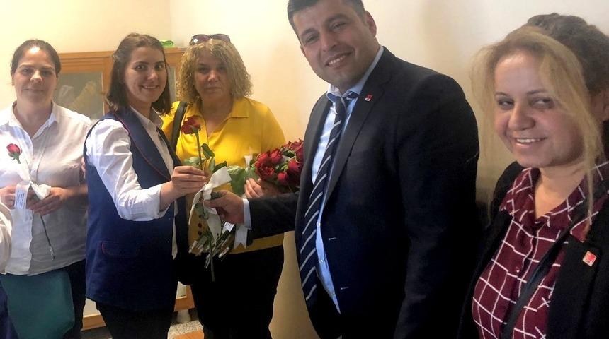 Başkan &Ccedil;akmak&rsquo;dan hemşirelere karanfil