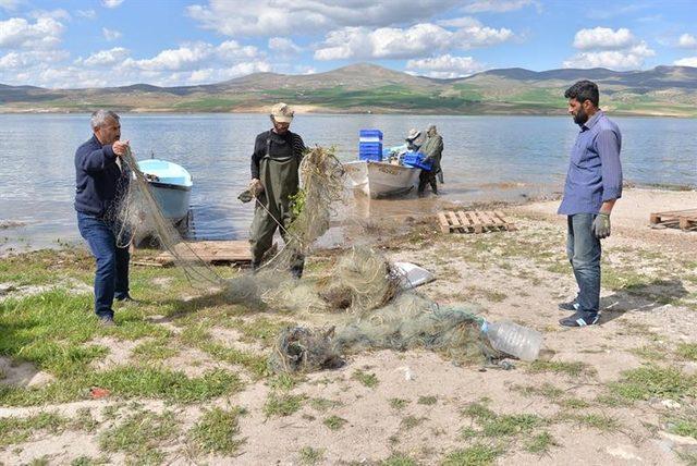 Yamula Barajı’ndan sahipsiz 2 bin 600 metre misina ağ toplandı