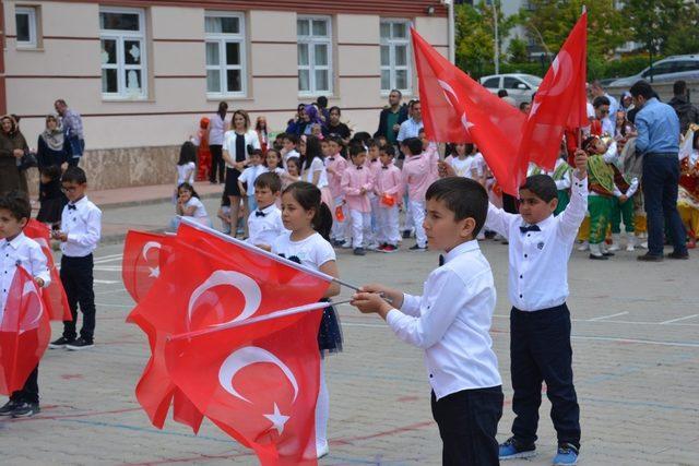 Minik öğrencilerin okuma-yazma heyecanı