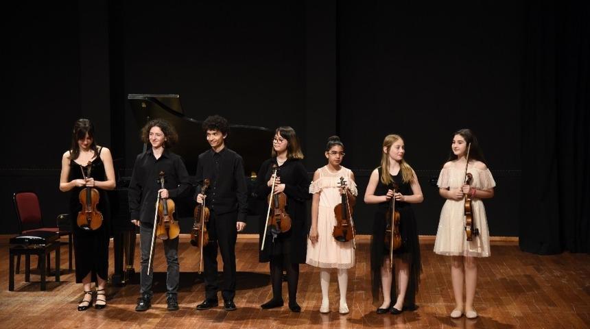 Keman sınıfından coşkulu performans