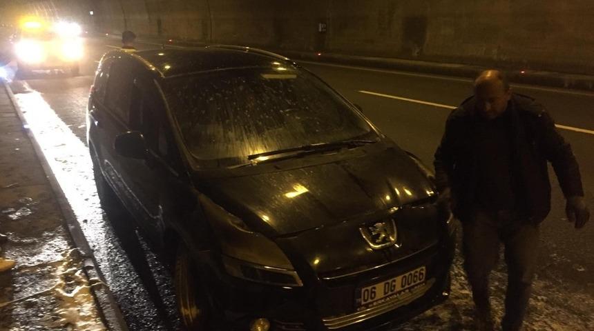 Seyir halindeki ara&ccedil;, Bolu Dağı t&uuml;nelinde yandı