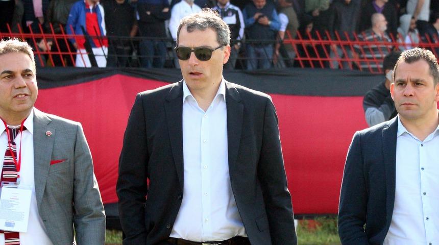 Comolli s&uuml;rprizi! Trib&uuml;nde g&ouml;r&uuml;ld&uuml;