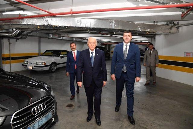 Bahçeli, eski model otomobilini Kayseri Milletvekili Ersoy'a hediye etti