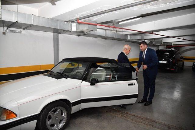 Bahçeli, eski model otomobilini Kayseri Milletvekili Ersoy'a hediye etti