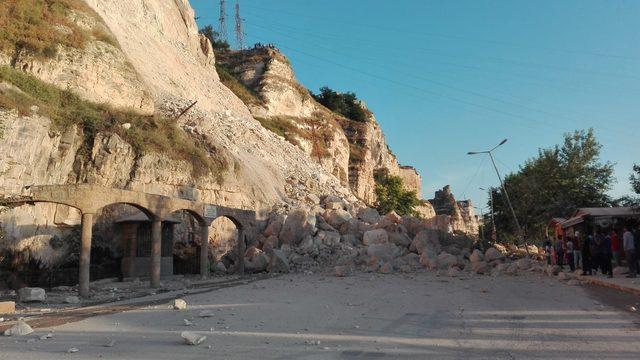 Şanlıurfa'da tonlarca kaya yola düştü, heyelan anı cep telefonu kameralarına yansıdı