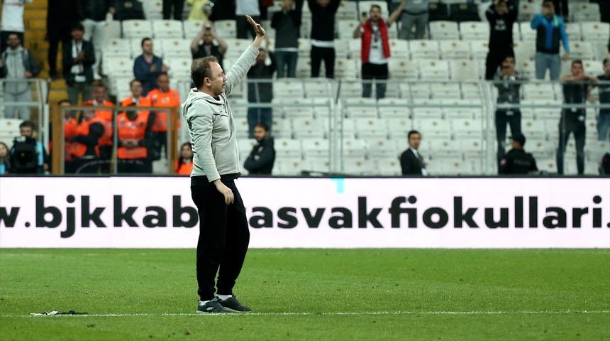 Beşiktaş taraftarı, maç sonu Sergen Yalçın'ı tribünlere çağırdı!