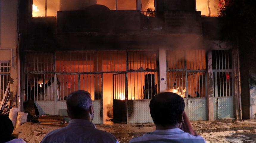 İzmir'de korku dolu gece! 3 katlı bina alevlere teslim oldu!