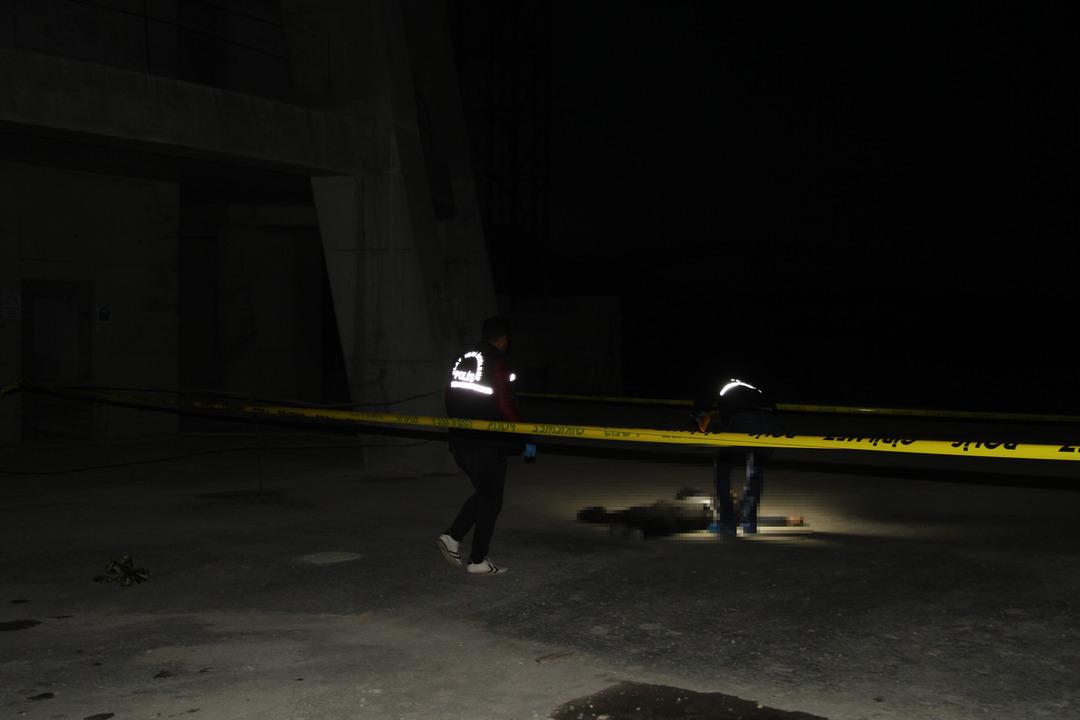 İhbara giden polislere b&uuml;y&uuml;k şok! Metrelerce y&uuml;ksekten d&uuml;şt&uuml;