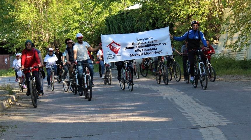 Engellerini aşmak i&ccedil;in pedal &ccedil;evirdiler