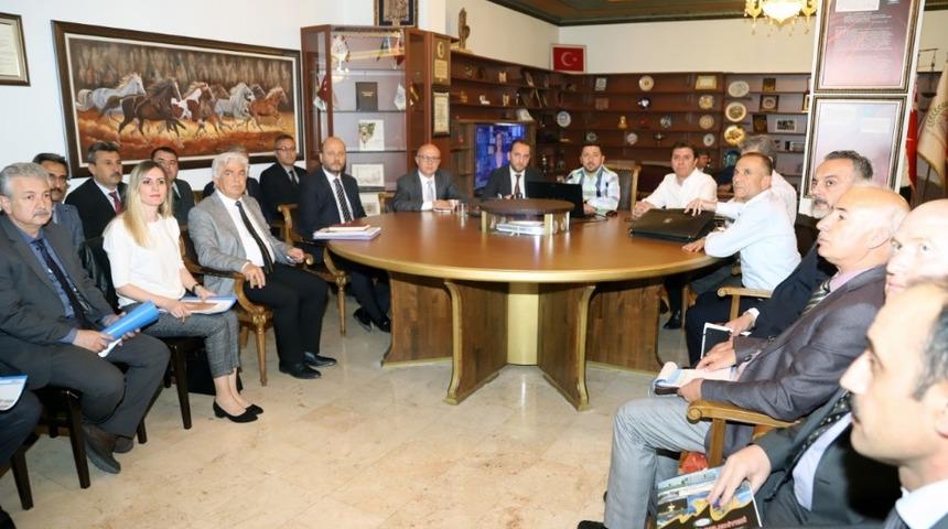 Belediye Başkanı Arı, birim m&uuml;d&uuml;rleri ile projeleri değerlendirdi
