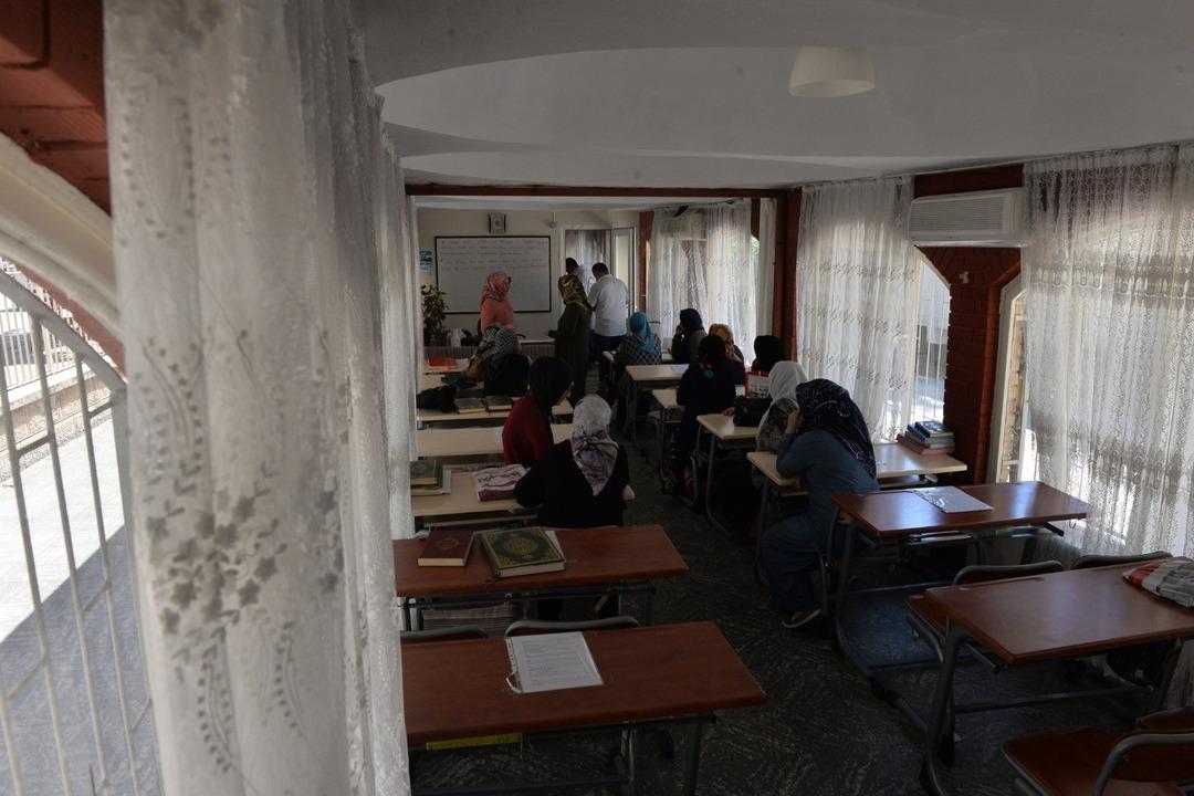 Sadaka paralarını &ccedil;alıp i&ccedil;erde yemek yediler