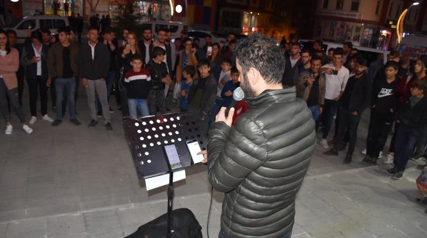 Mahalli sanat&ccedil;ılar dar gelirli aileler i&ccedil;in sahne aldı