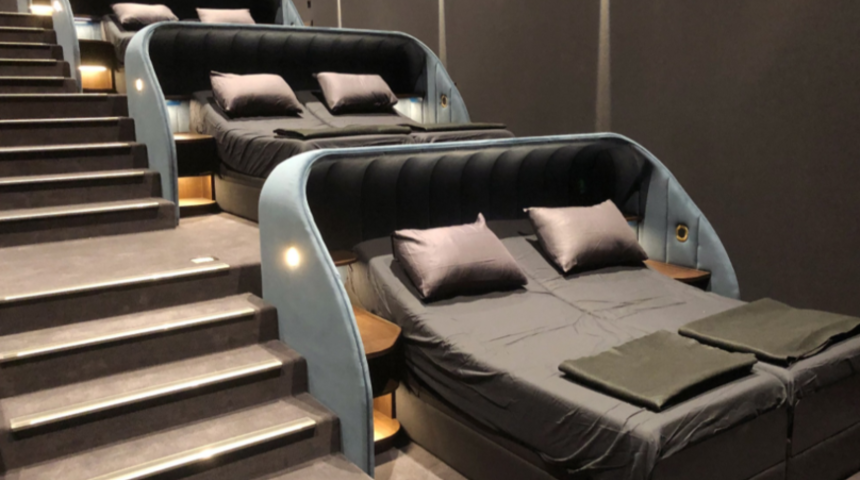 Sinema koltuklarını &ccedil;ift kişilik yataklarla değiştirdiler!