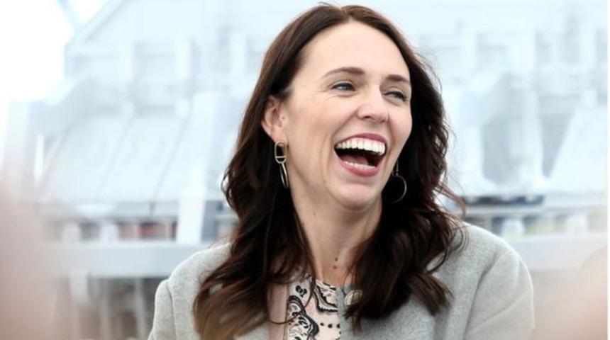 11 yaşındaki &ccedil;ocuk başbakana r&uuml;şvet teklif etti!