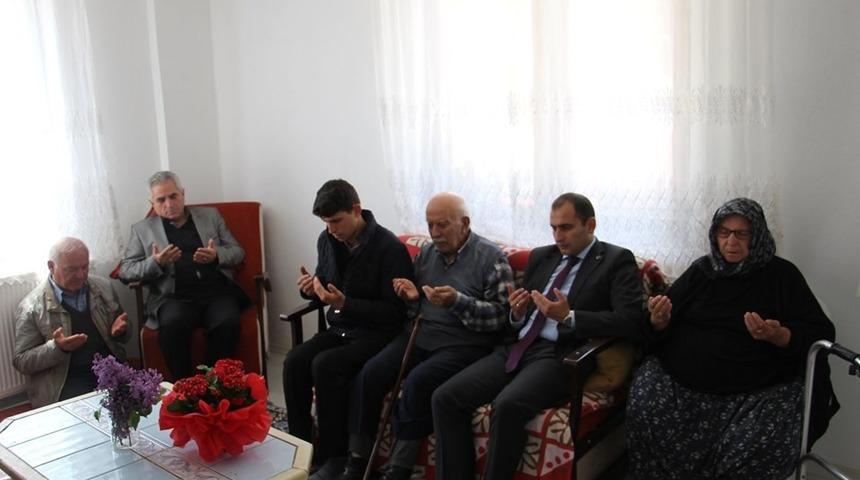 Dumlupınar protokol&uuml; şehit ailesini ziyaret etti