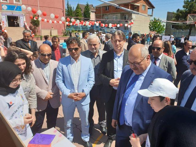 Kozlu 19 Mayıs 100. Yıl Ortaokulu TÜBİTAK 4006 Bilim Fuarı ilgi gördü