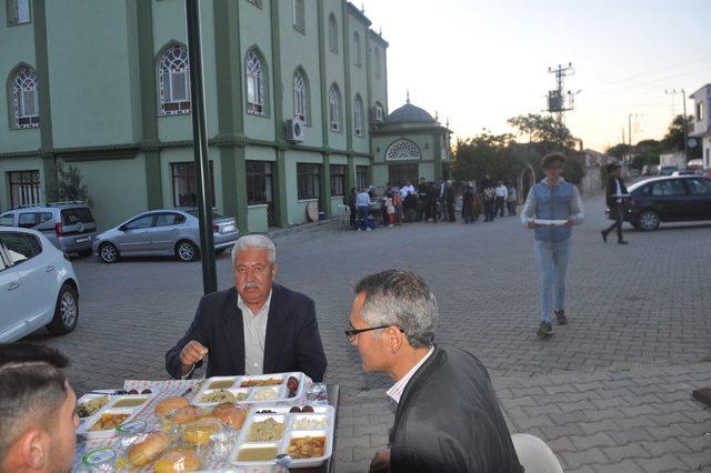 asirlik-ramazan-nobetiher-gun-bir-aile-iftar-veriyor_5959_dhaphoto2