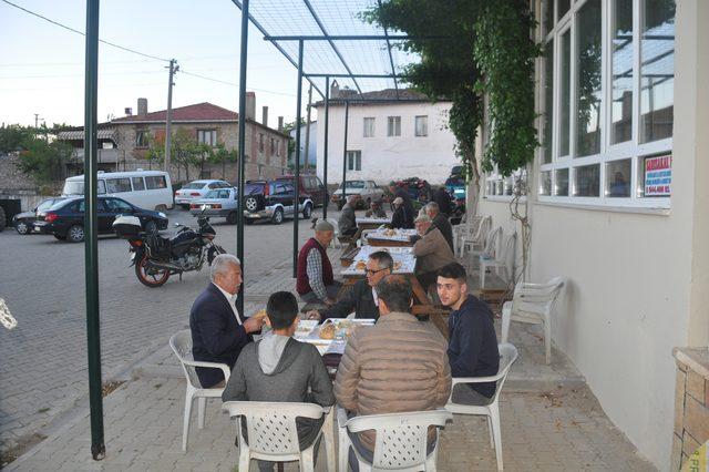 asirlik-ramazan-nobetiher-gun-bir-aile-iftar-veriyor_5959_dhaphoto1