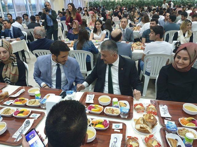 Vali Yazıcı, öğrencilerle iftar yaptı