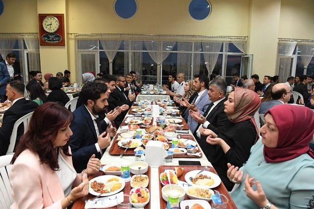 Vali Yazıcı, öğrencilerle iftar yaptı