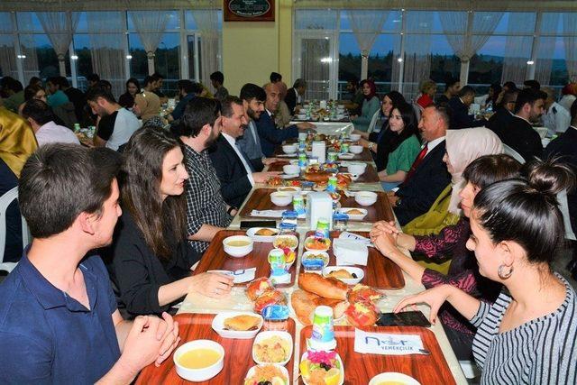 Vali Yazıcı, öğrencilerle iftar yaptı