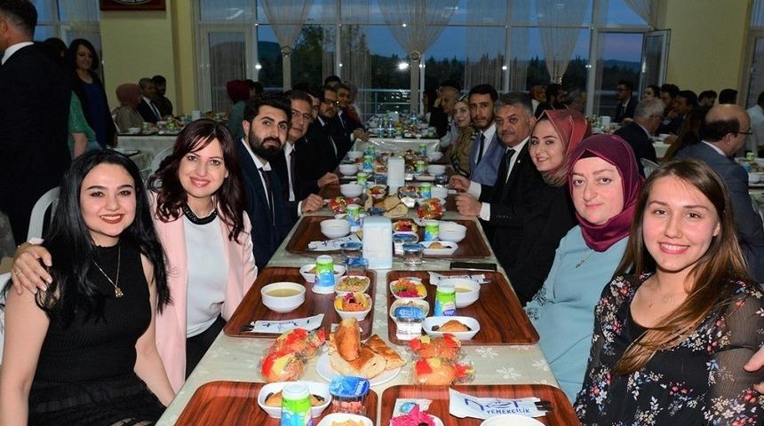 Vali Yazıcı, &ouml;ğrencilerle iftar yaptı