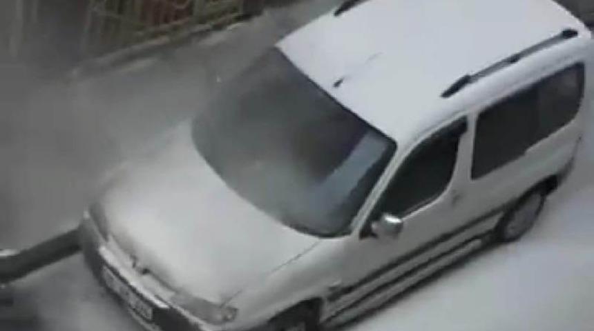 Kamyonet k&uuml;le d&ouml;nmekten son anda kurtarıldı