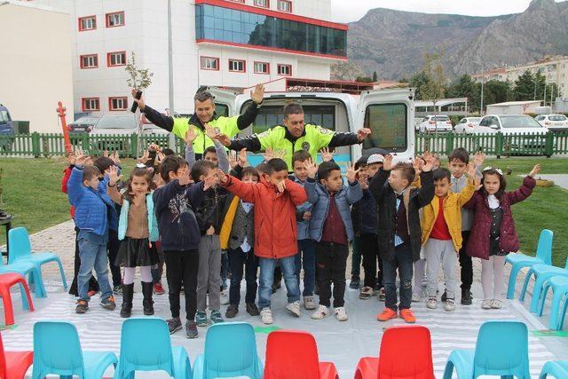 Minikler hem eğleniyor hem de trafik kurallarını uygulamalı öğreniyor