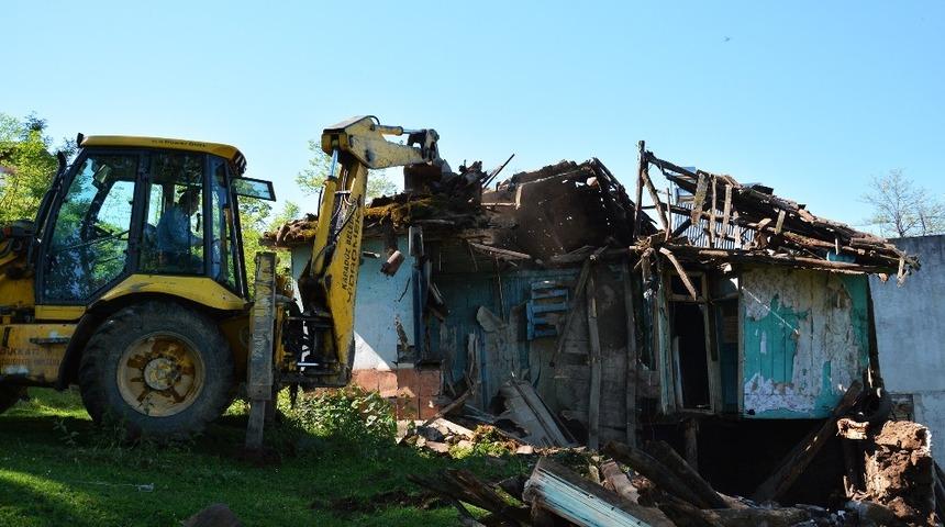 Kabad&uuml;z&rsquo;de metruk binalar yıkılıyor