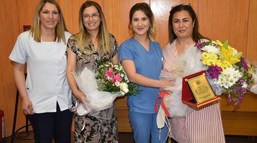 20 yılını dolduran hemşirelere plaket