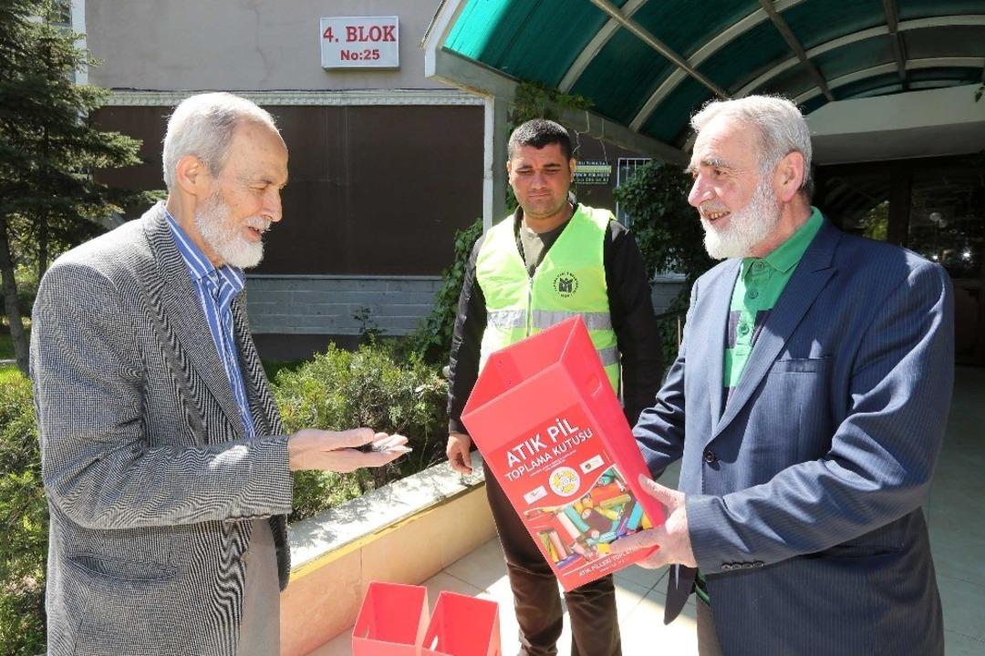 Yenimahalleli Nevzat Dede atık pillere savaş a&ccedil;tı