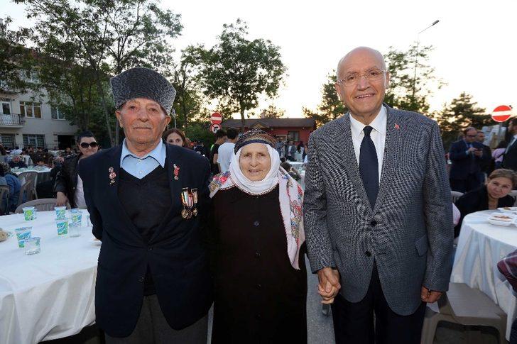 Yaşar, Beştepeliler ile iftar sofrasına oturdu G2