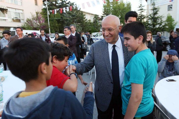 Yaşar, Beştepeliler ile iftar sofrasına oturdu G3