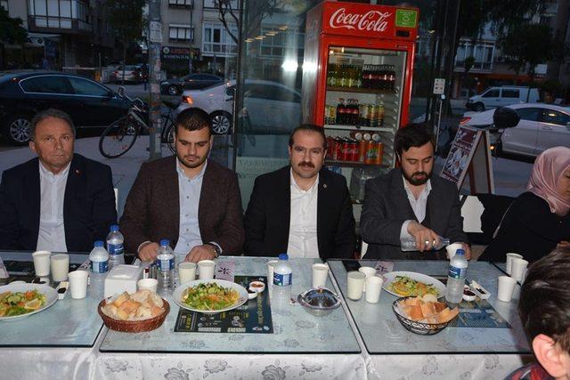 AK Partili Kırkpınar, gençlerle iftar yaptı