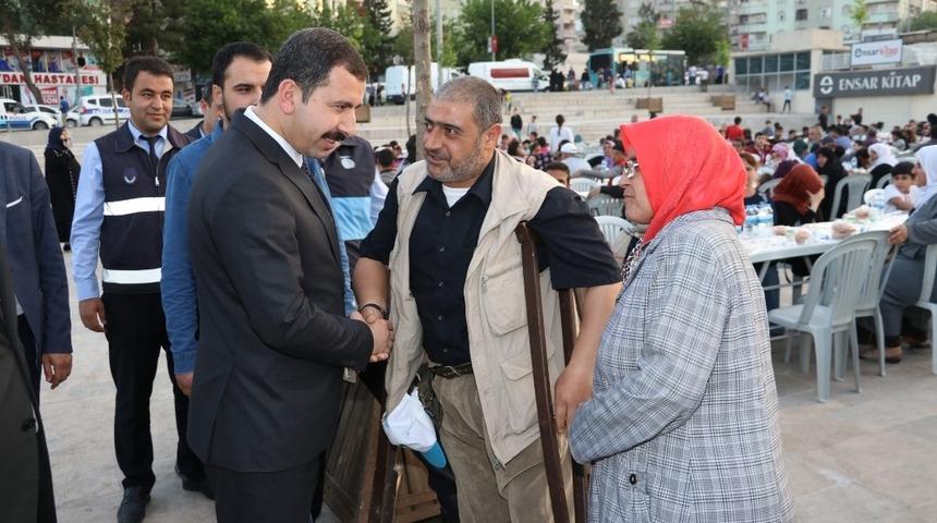 Baydilli kardeşlik sofrasında vatandaşlarla iftar a&ccedil;tı