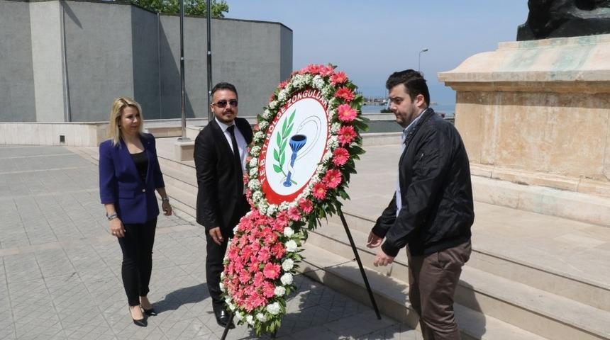 Eczacılar Atat&uuml;rk Anıtı&rsquo;na &ccedil;elenk bıraktı