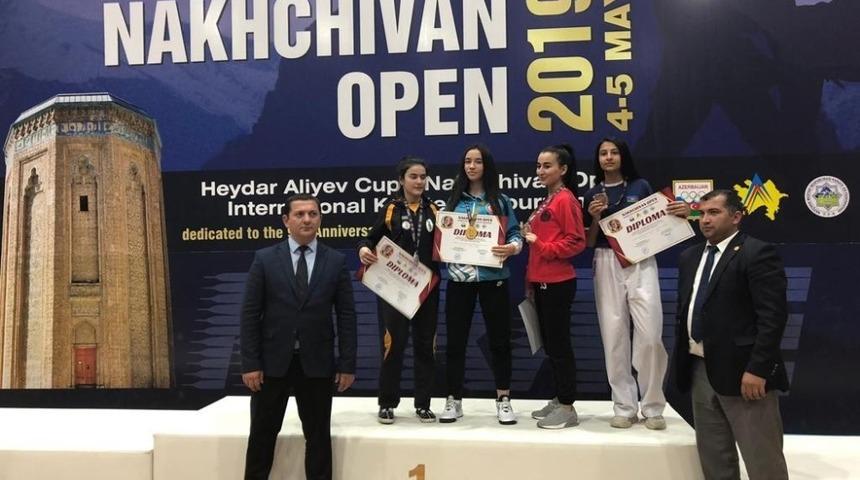 Kartepeli Aysima y&uuml;zleri g&uuml;ld&uuml;r&uuml;yor