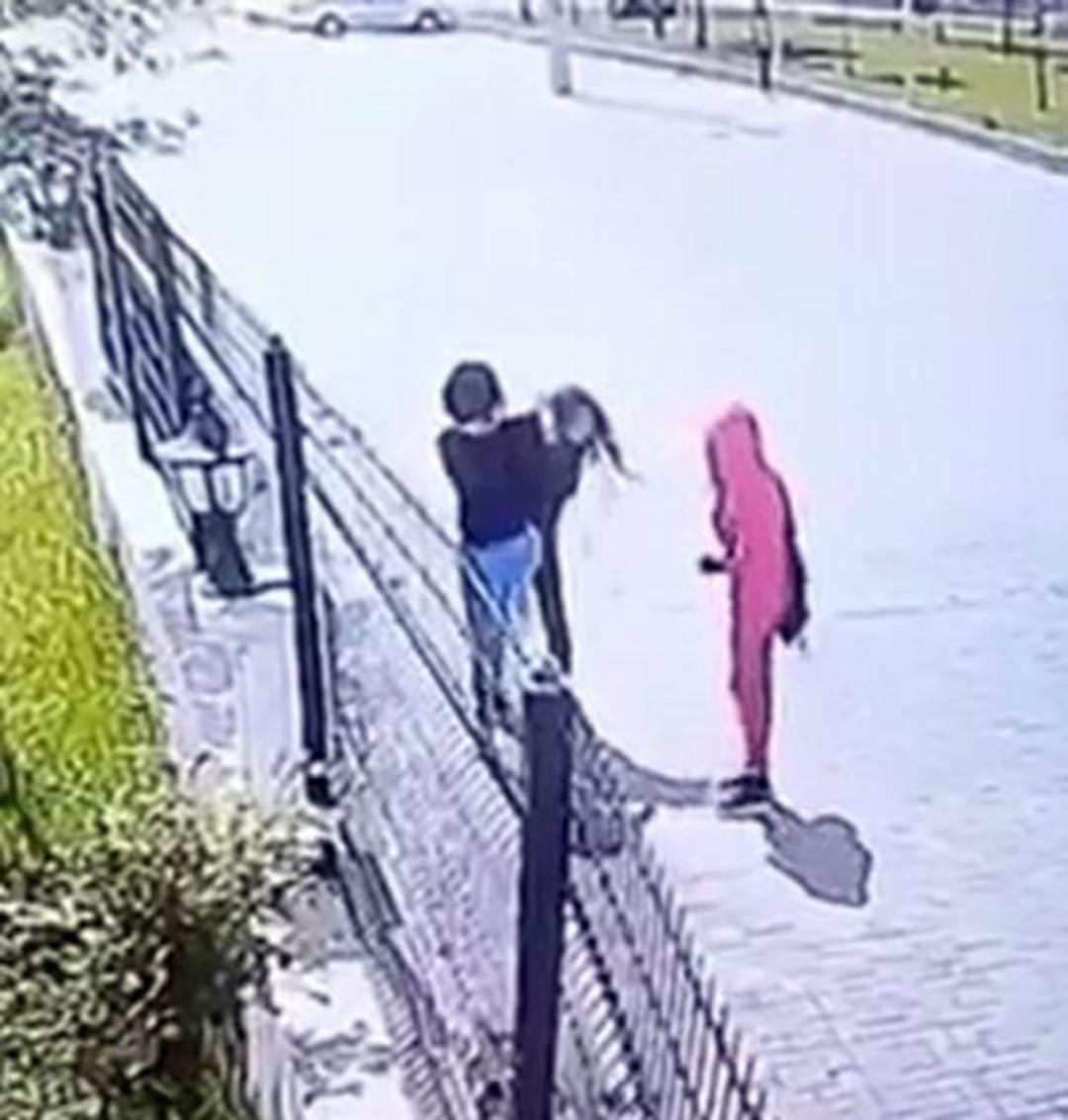 Diyarbakır'da kızlar tekme tokat kavga etti! O anlar b&ouml;yle g&ouml;r&uuml;nt&uuml;lendi