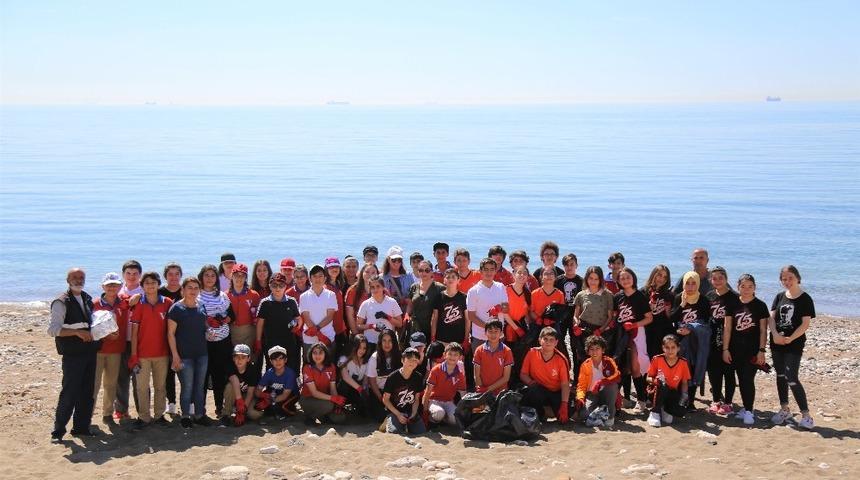 Mezitli&rsquo;de sahilleri &ccedil;ocuklar temizledi