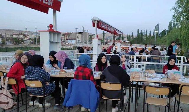 Öğretmen ve öğrenciler iftar yemeğinde buluştu