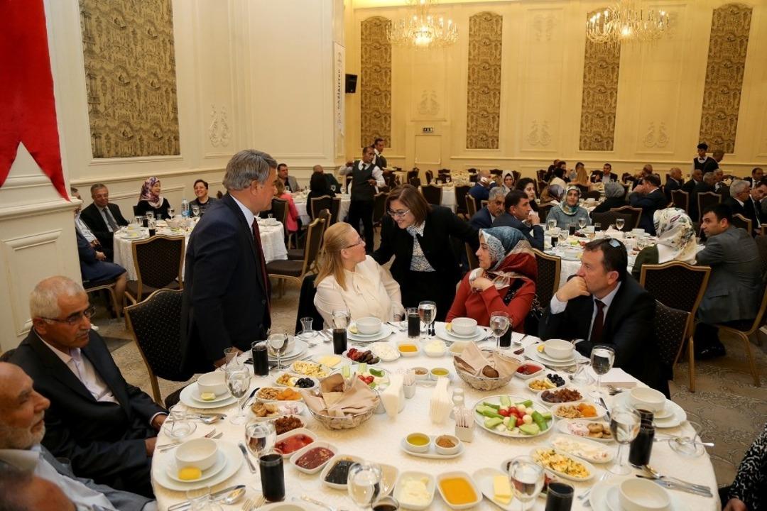 Meclis &uuml;yelerine teşekk&uuml;r plaketi