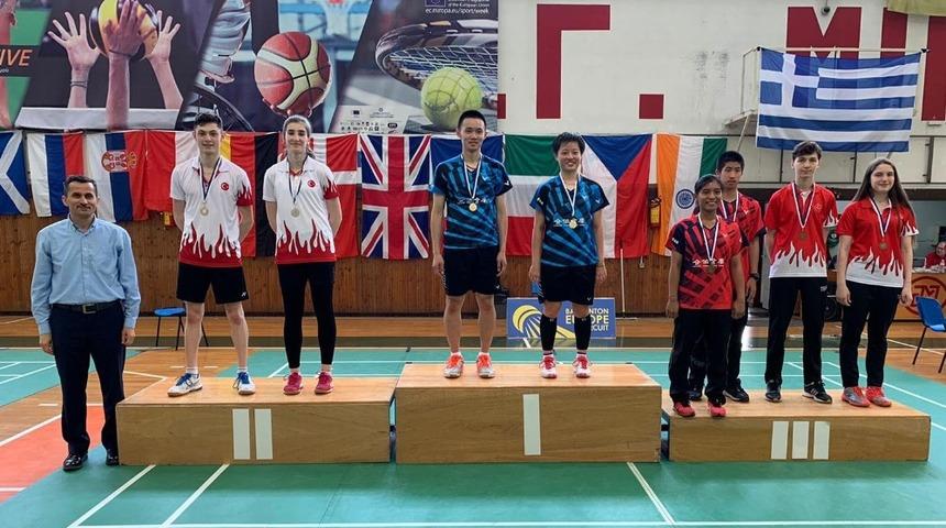 Gen&ccedil; badmintoncular başarıya doymuyor