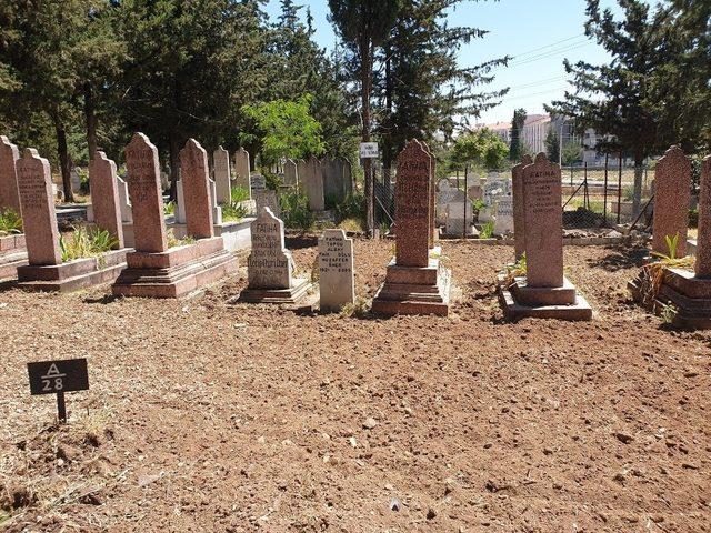 Mezarlıkların otları temizleniyor 2