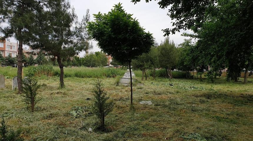 Mezarlıkların otları temizleniyor