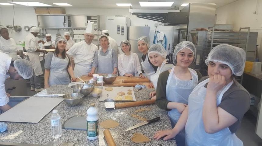 Vanlı &ouml;ğrenciler Akdeniz mutfağını Paris&rsquo;te &ouml;ğrendiler