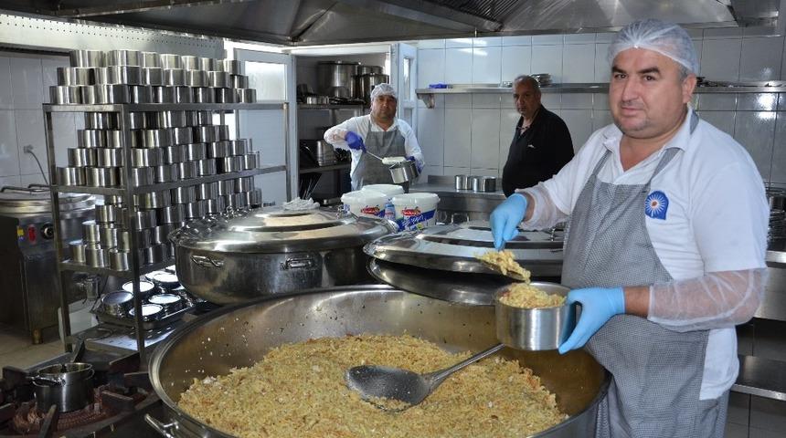 B&uuml;y&uuml;kşehir Aşevi&rsquo;nden 3 bin kişiye yemek servisi